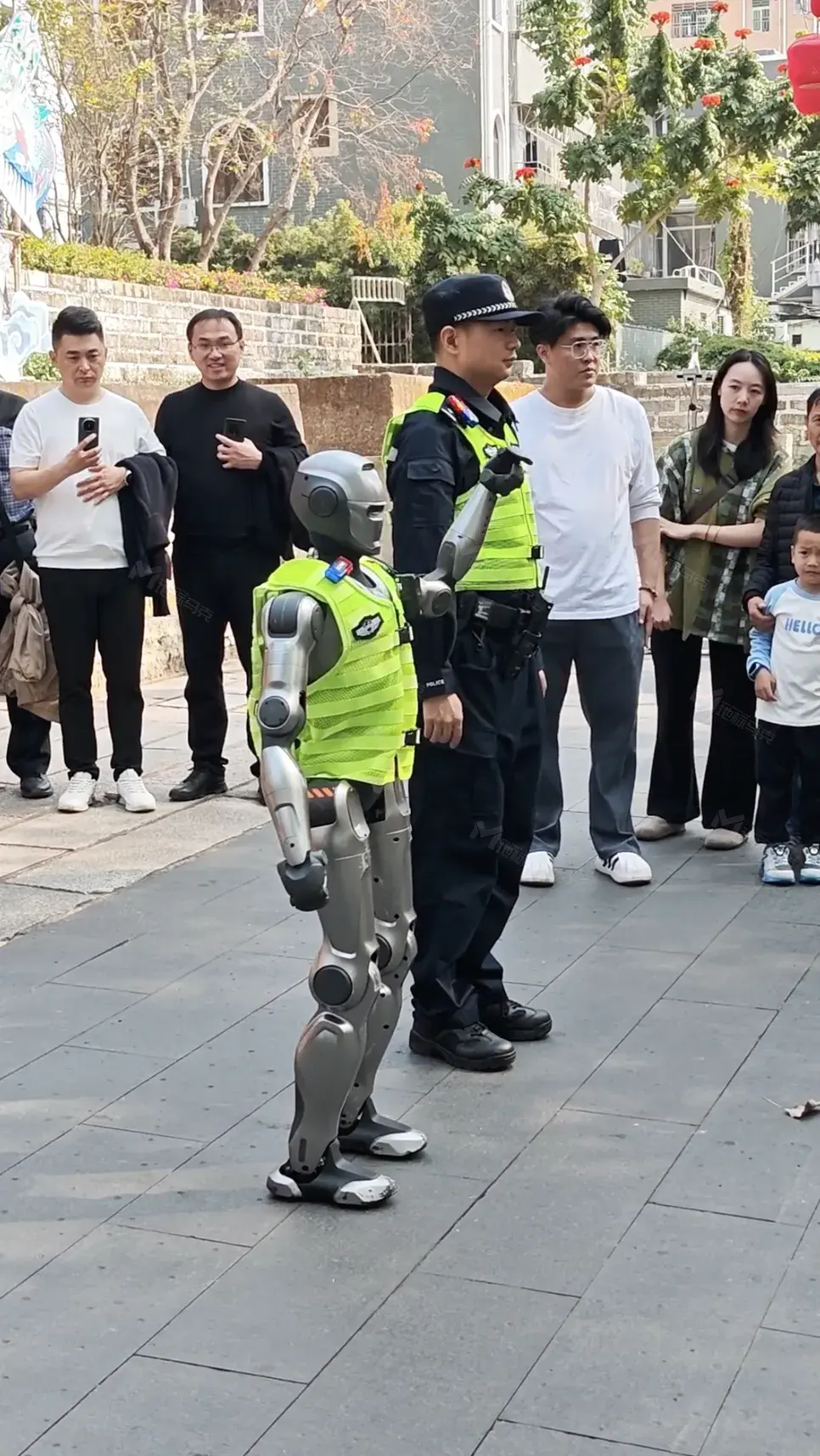 地标马克安全讲解机器人：智能化安全管理的新伙伴